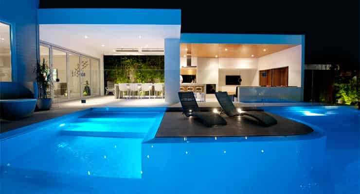 iluminación de piscinas