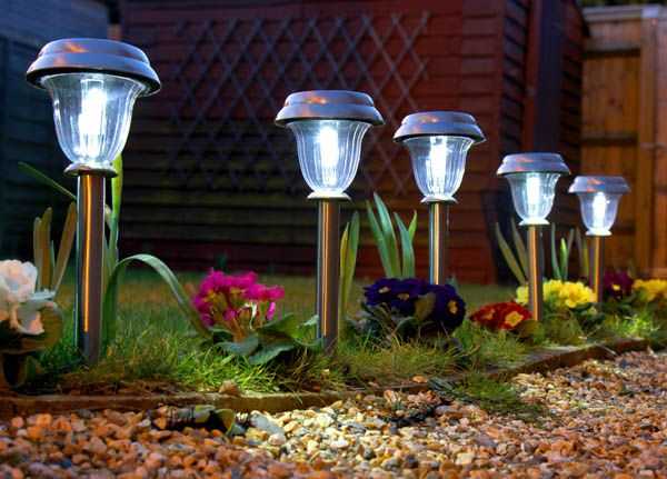 13 lámparas solares para iluminar la casa en verano ahorrando en