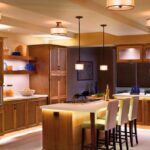 Cocina con tiras LED y lámparas colgantes para iluminar una casa correctamente