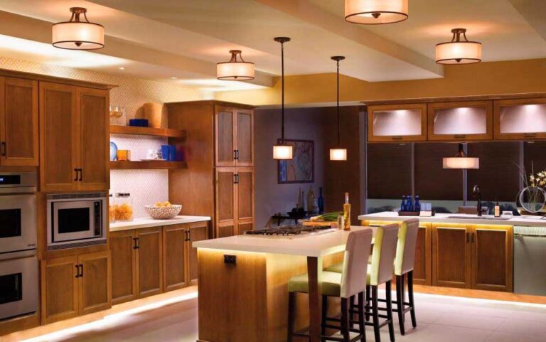 Cocina con tiras LED y lámparas colgantes para iluminar una casa correctamente
