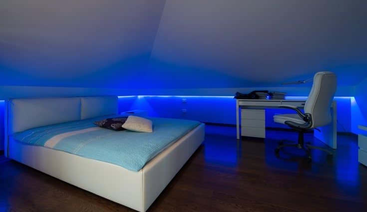 Cómo colocar luces LED en la pared de tu habitación para que se vea más  grande?