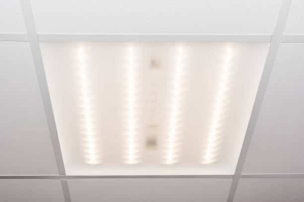 Comparativa entre pantallas LED y lámparas tradicionales, destacando ventajas y usos